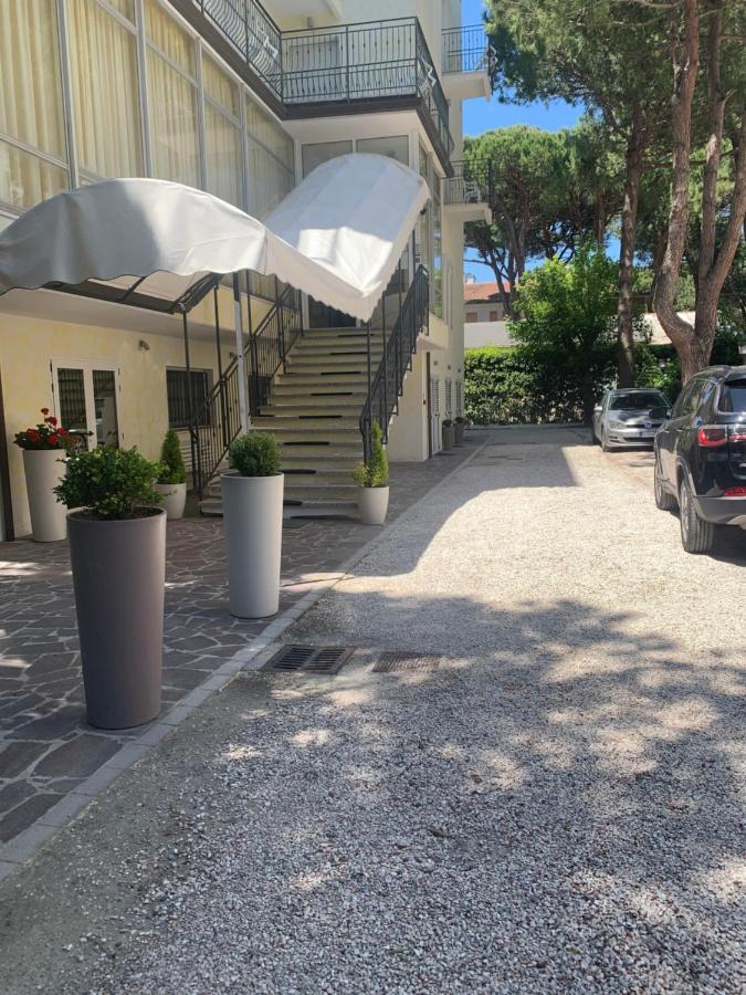 Hotel Augustus Милано Мартима Екстериор снимка