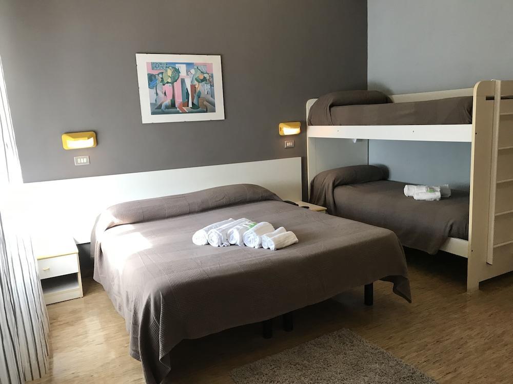 Hotel Augustus Милано Мартима Екстериор снимка