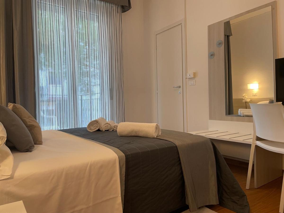 Hotel Augustus Милано Мартима Екстериор снимка