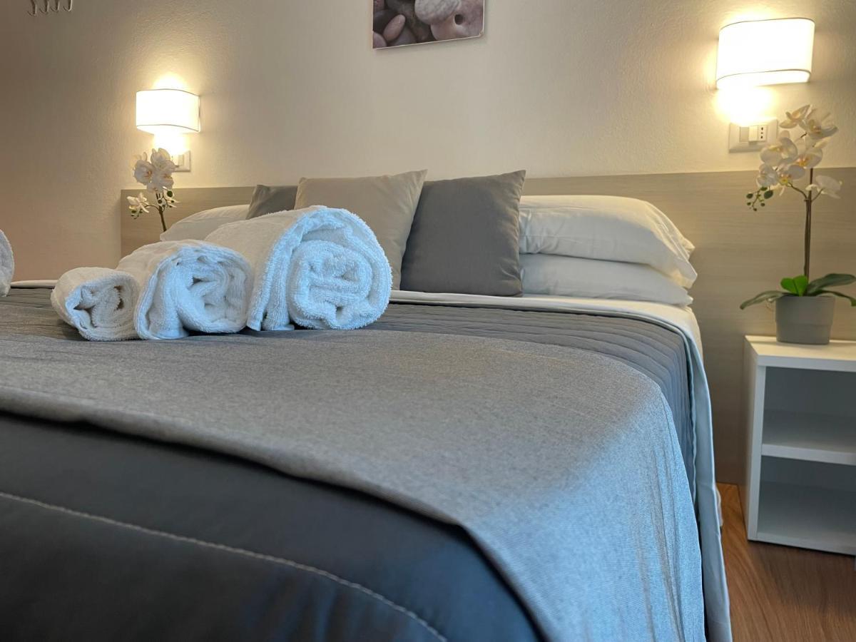 Hotel Augustus Милано Мартима Екстериор снимка