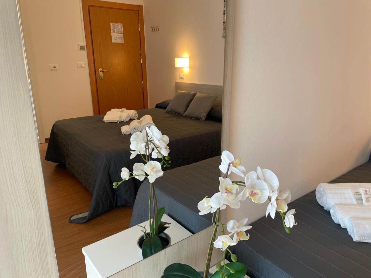 Hotel Augustus Милано Мартима Екстериор снимка