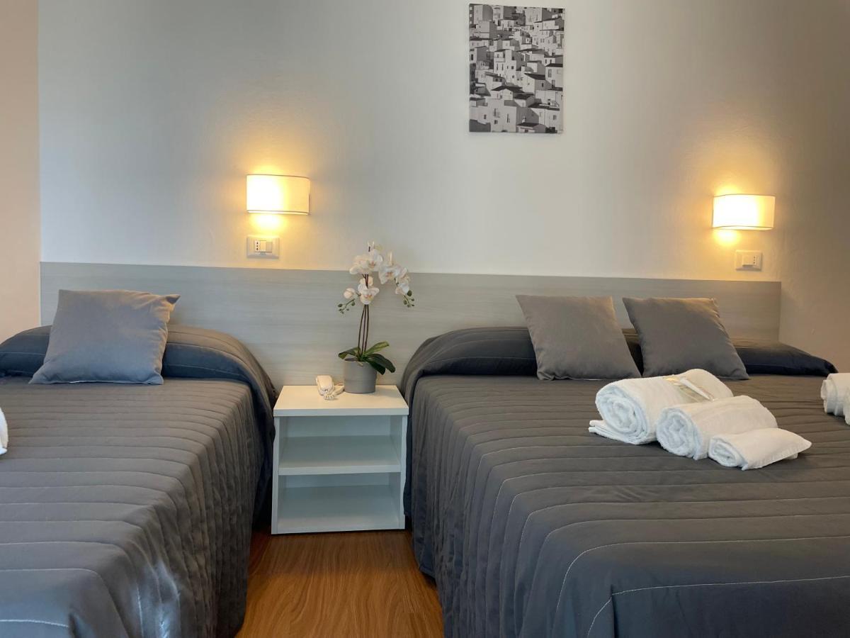 Hotel Augustus Милано Мартима Екстериор снимка