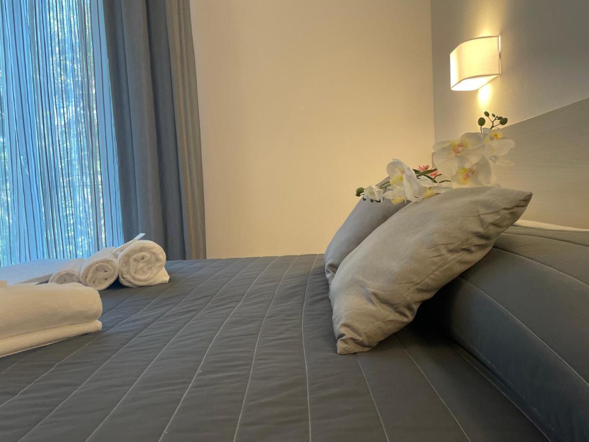 Hotel Augustus Милано Мартима Екстериор снимка