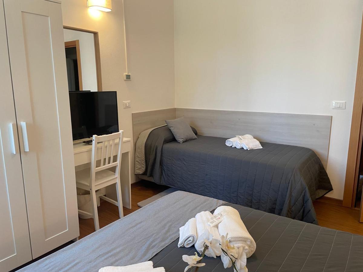 Hotel Augustus Милано Мартима Екстериор снимка