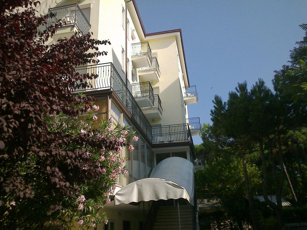 Hotel Augustus Милано Мартима Екстериор снимка