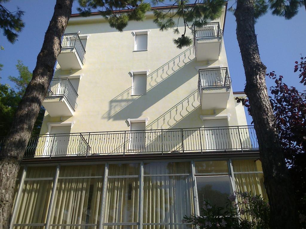 Hotel Augustus Милано Мартима Екстериор снимка