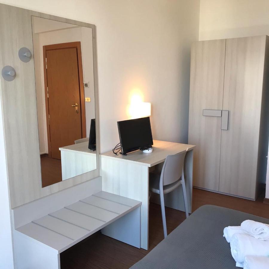 Hotel Augustus Милано Мартима Екстериор снимка
