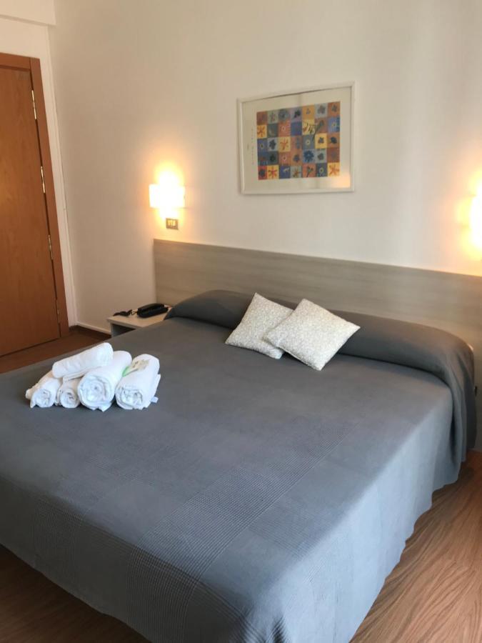 Hotel Augustus Милано Мартима Екстериор снимка
