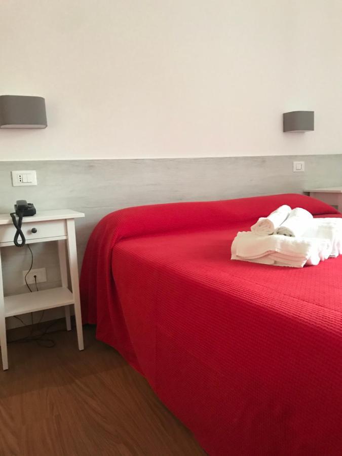 Hotel Augustus Милано Мартима Екстериор снимка