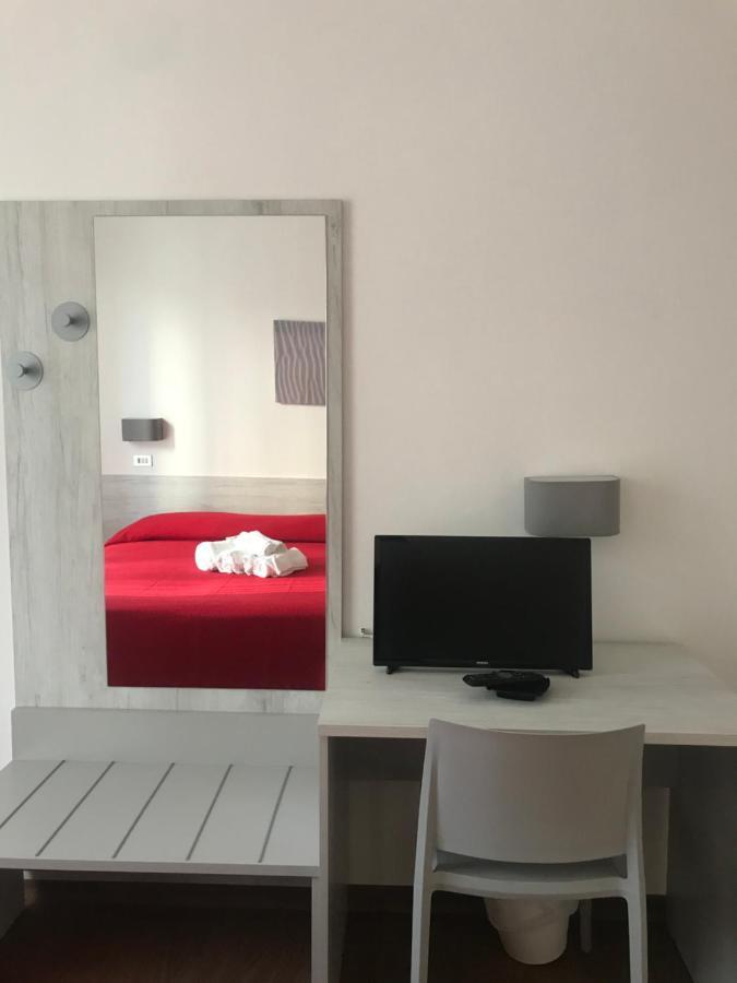 Hotel Augustus Милано Мартима Екстериор снимка